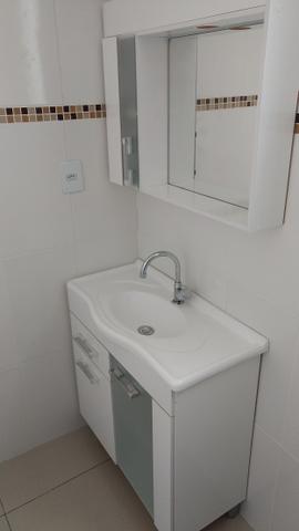 Armário de banheiro com pia e armário aéreo com espelho