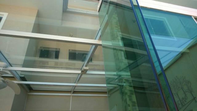 Cobertura de vidro e policarbonato