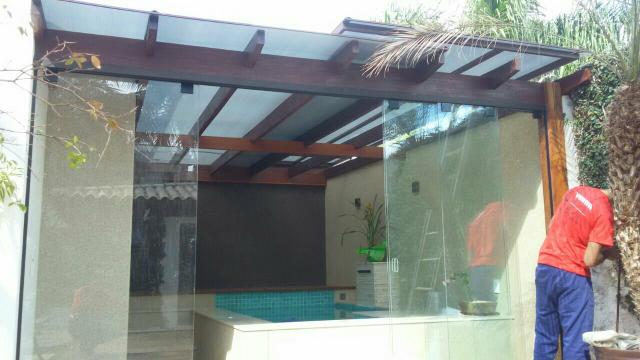 Coberturas em policarbonato e toldos