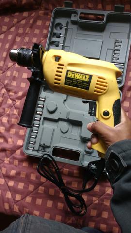 Furadeira parafusadeira Dewalt completa 800w