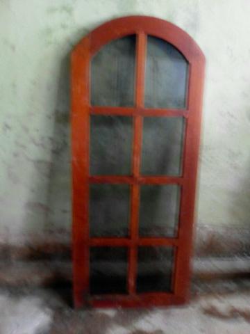 Janelas e portas de cedro com vidro