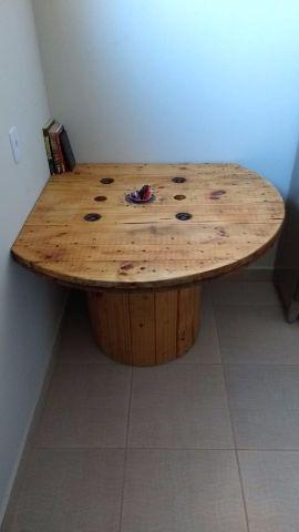 Mesa de carretel de canto