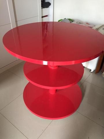 Mesa vermelha laqueada