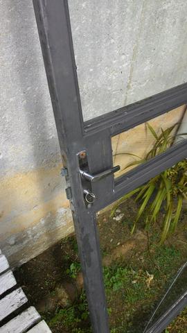 Porta de vidro com fechadura e chave
