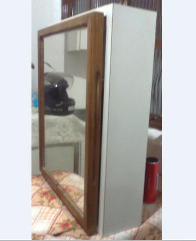 Armário de madeira aglomrado com espelho