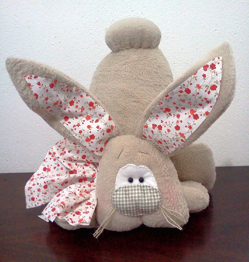 Coelhao decorativo em feltro e manta dadimel presentes