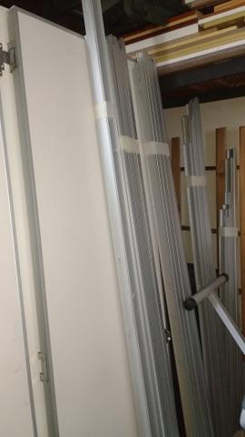 Divisórias de madeira, trilhos de alumínio e 2 portas