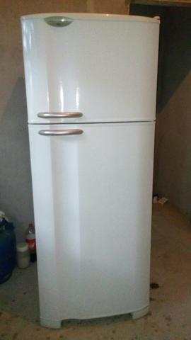 Geladeira, Cama,Tv led, Ar condicionado!