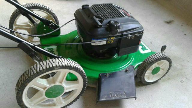 Maquina de cortar grama a gasolina