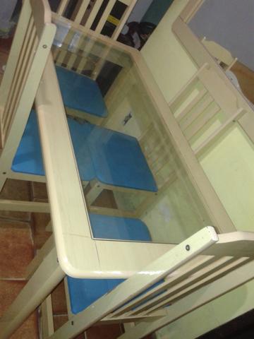 Mesa e cadeiras
