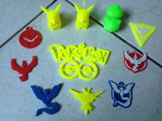 Pokémon boneco chaveiro logotipo