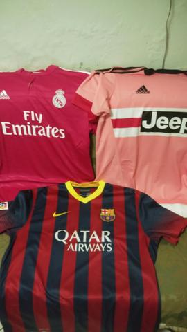 Camisas de clubes europeus e de seleções oficiais cada uma