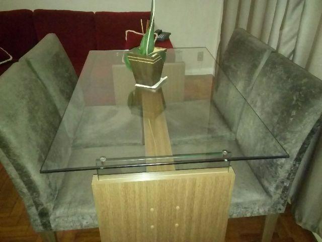 Linda mesa de vidro com 4 cadeiras almofadadas