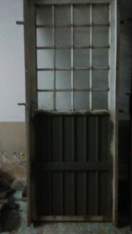 Porta de ferro reforçada
