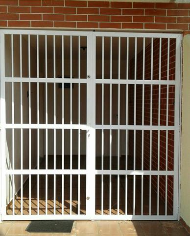 Portão em alumínio branco semi novo