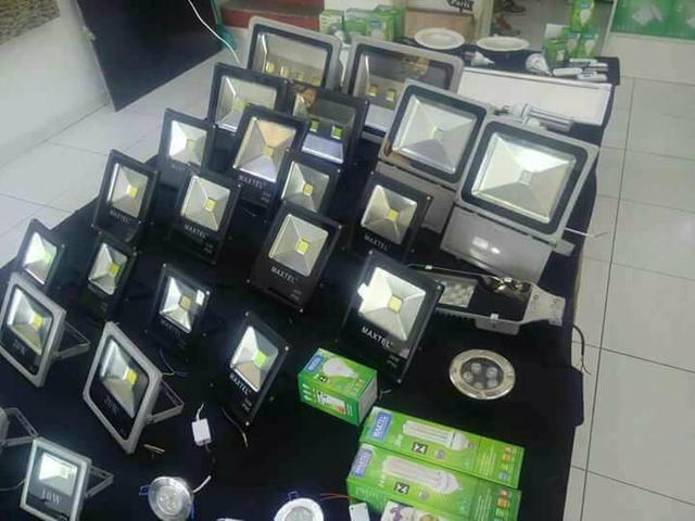 Refletor de led baixo custo e 1 ano de garantia