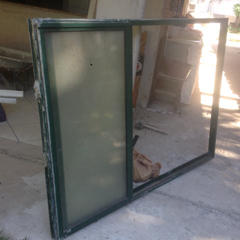 Vendo uma janela de vidro é um portão de ferro de garagem