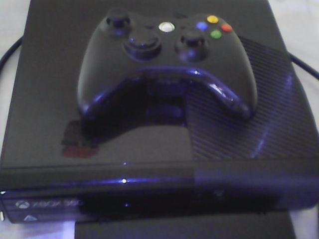 Xbox 360 super slim desbloqueado com 1 controle sem fio e 5