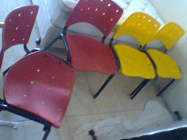 4 cadeiras plástica reforçada ótima {  cada }