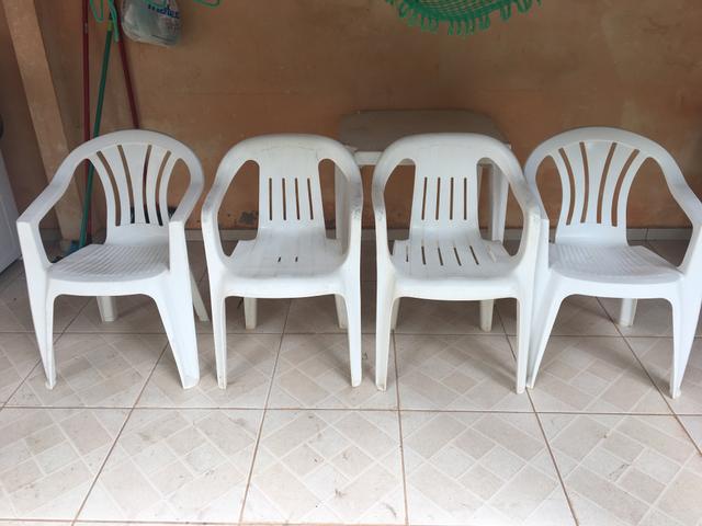 Mesa e cadeiras de plástico