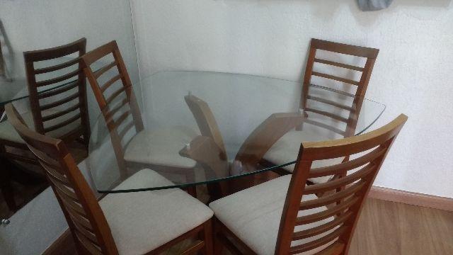 Mesa jantar com cadeiras. Bota Fora