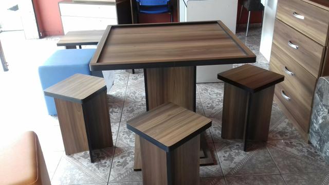 Mesa para jogos com 4 bancos. com 100% de mdf