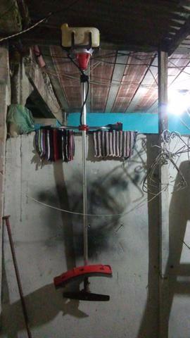 Roçadeira a gasolina em perfeito estado,lamina e nylon