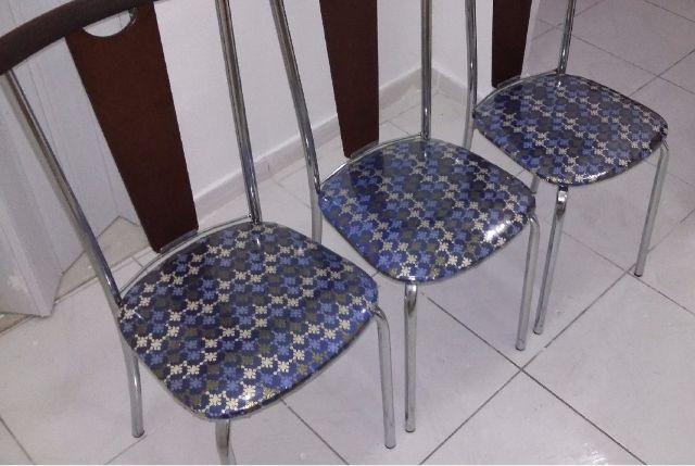 Conjunto de três cadeiras de ferro, cromadas, com detalhe