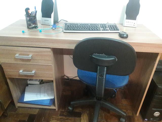 Escrivaninha com cadeira giratória