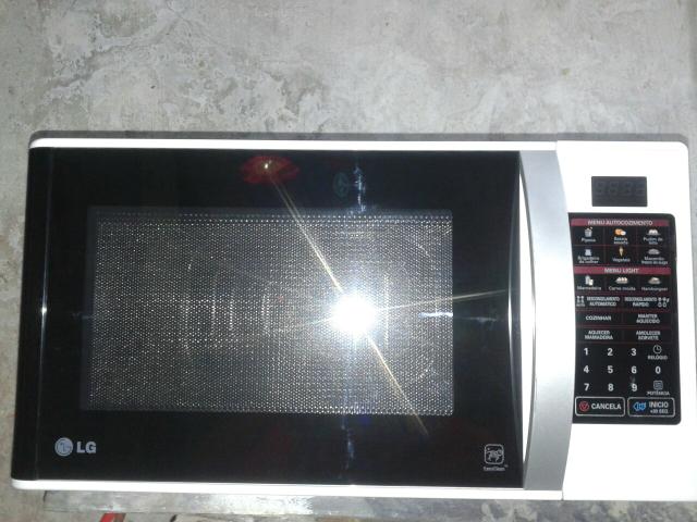 Forno de microondas da LG (easy cleam)31 litros branco e