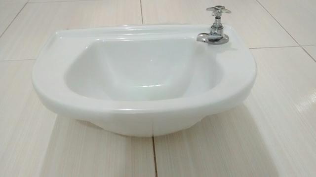 Louça. Pia com torneira em inox