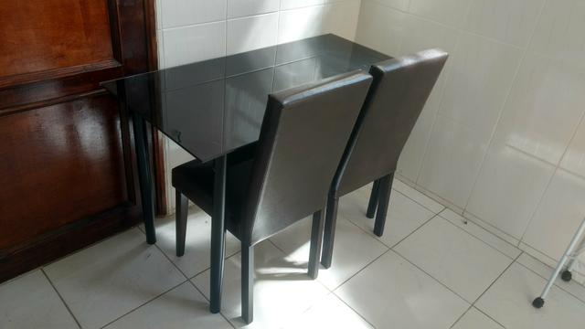 Mesa com duas cadeiras