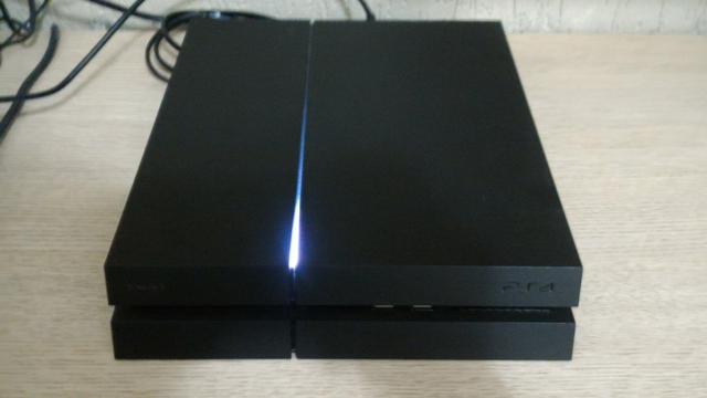 PlayStation 4 + controle + 2 jogos originais