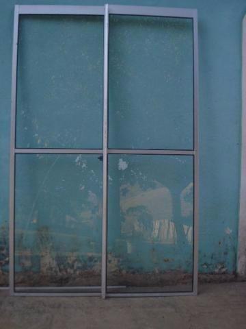 Porta de vidro em esquadrilha de alumínio