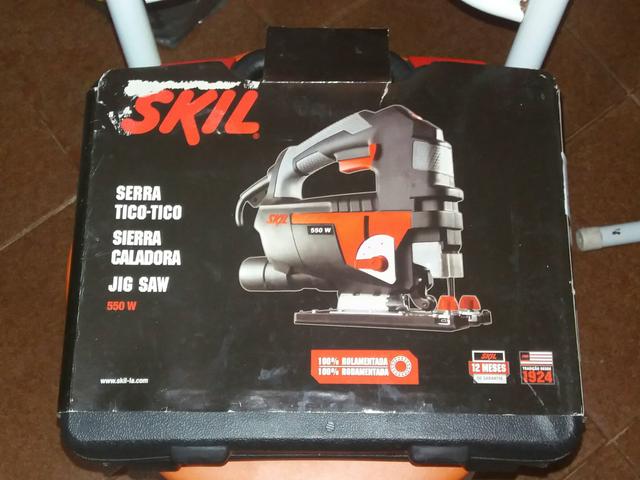 Serra tico-tico Skil 500w 100V preta e vermelha