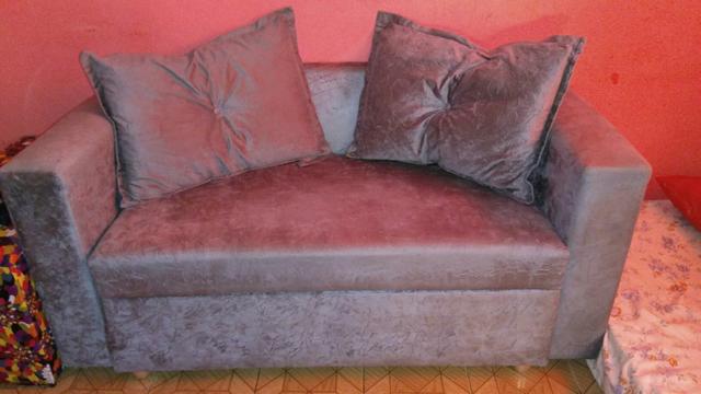 Sofá cama, com duas almofadas, sofá praticamente novo.