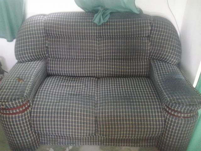 Sofá de dois lugares conservado