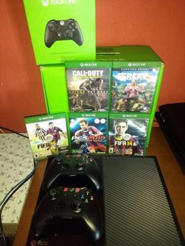 Xbox One com 2 controle e jogos
