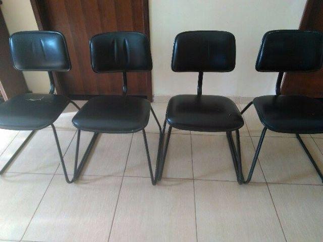 4 cadeiras pretas de ferro