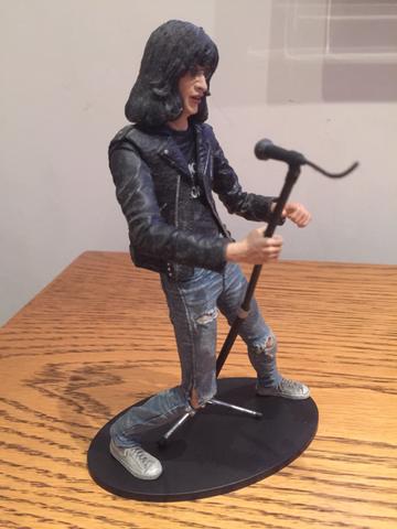 Boneco Joe Ramone da Neca