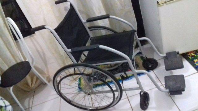 Cadeira de rodas semi nova