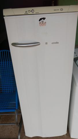 Geladeira Electrolux 300 litros bem conservada gelando