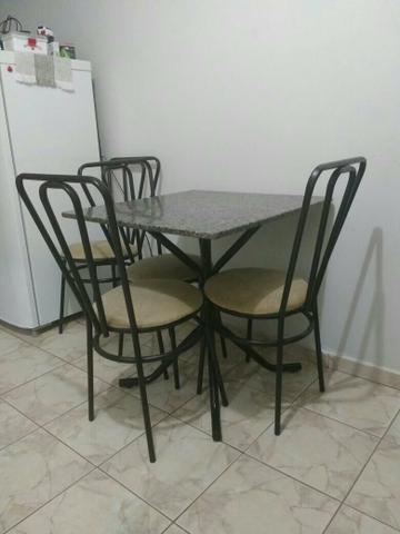 Linda mesa em perfeito estado!