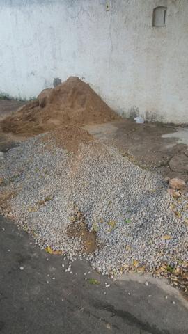 Meio metro de areia e brita