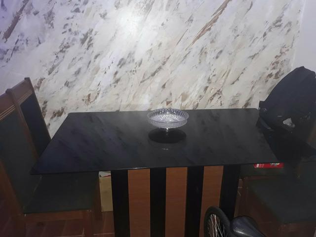 Mesa de 6 cadeiras mas so tem 4 cadeiras
