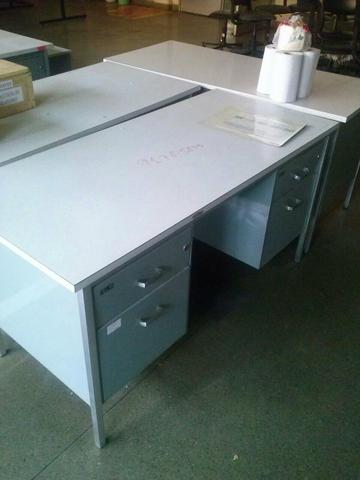 Mesa de escritorio com 4 gavetas