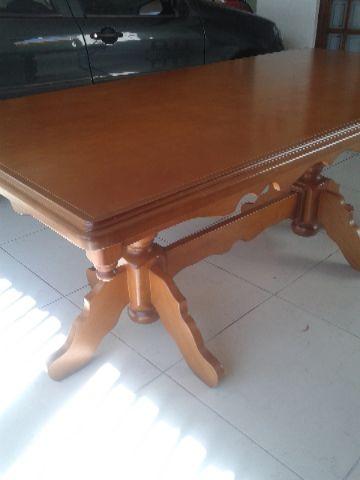 Mesa em madeira maciça