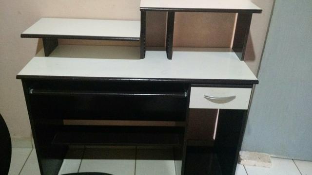 Mesinha para computador e cadeira giratória