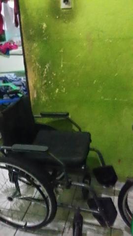 Vendo essa cadeira de rodas pouco usada