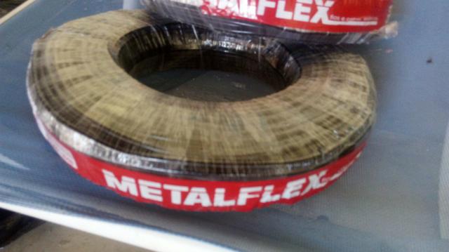 Vendo essas 3 peças de fio preto 6mm 100 metros cada uma